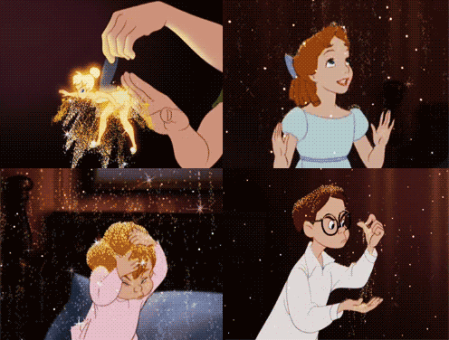 Scene del fil di Walt Disney "Peter Pan" in cui la fata Trilly cosparge l'aria di polvere di fata che fa volare